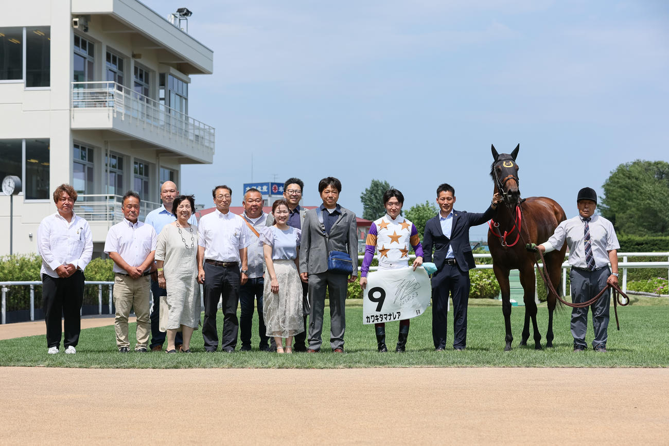 デビュー戦を制したカワキタマナレアと鮫島駿騎手（撮影・村野早祐）
