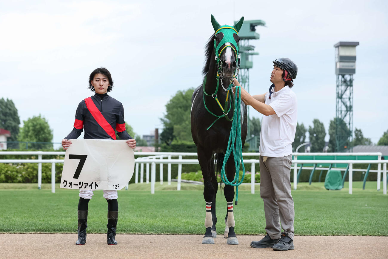 札幌12Rを制したクォーツァイトと斎藤新騎手（撮影・村野早祐）