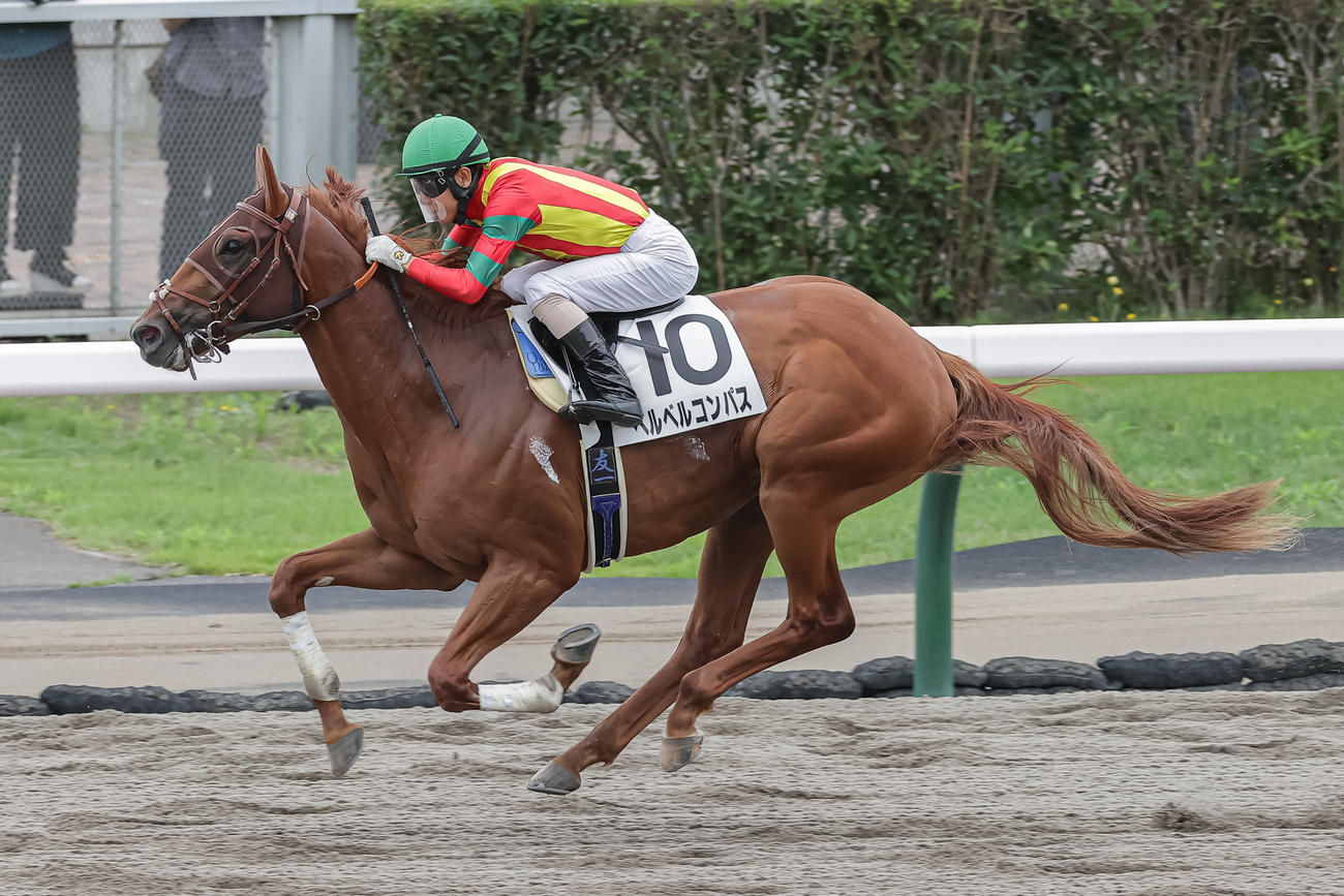札幌1R、2歳未勝利を勝ち上がったベルベルコンパスと北村友騎手（撮影・村野早祐）