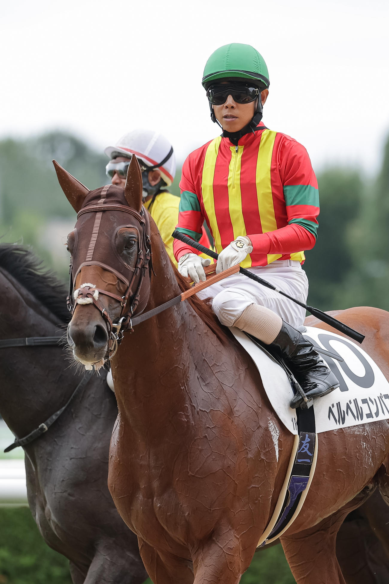 札幌1R、2歳未勝利を勝ち上がったベルベルコンパスと北村友騎手（撮影・村野早祐）