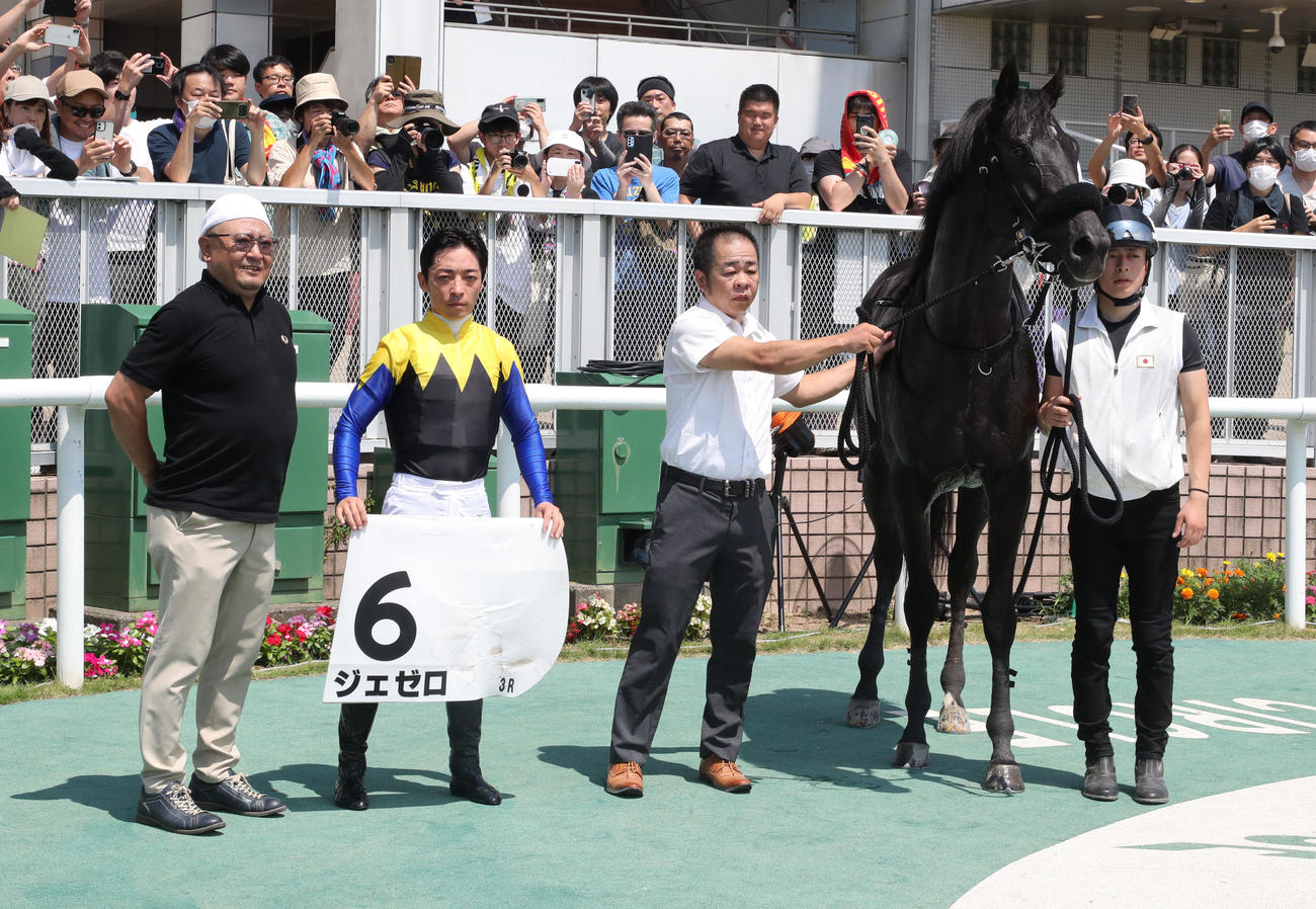 新潟3R、2歳新馬戦を制したジェゼロの口取りをする川田騎手と須貝師（左端）（撮影・千葉一成）