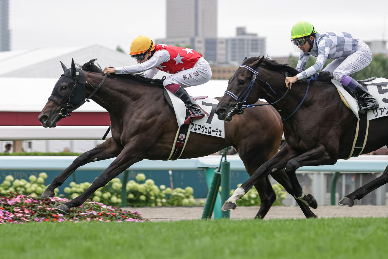 デビュー戦を制したアルマヴェローチェと横山武騎手（左）（撮影・村野早祐）