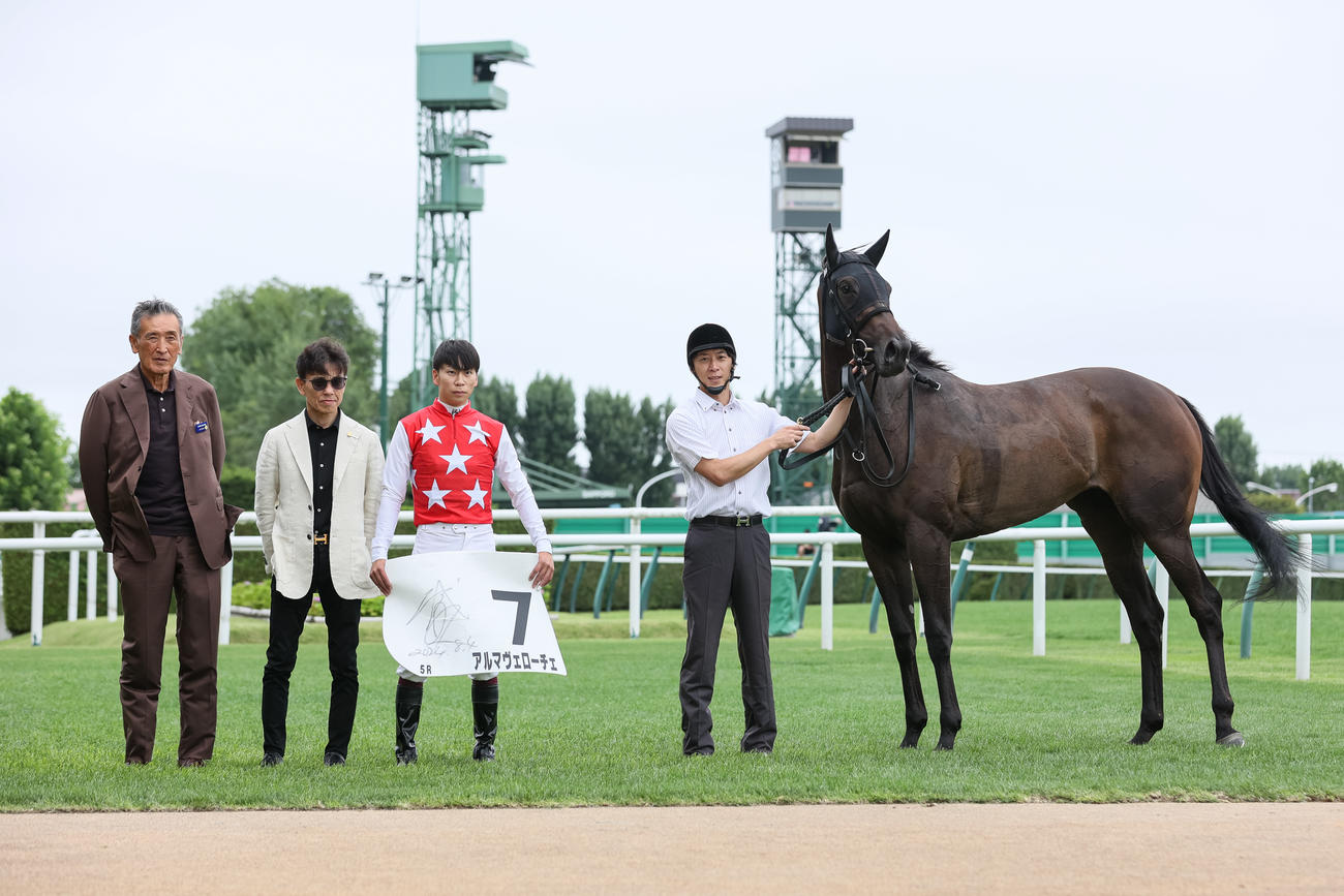デビュー戦を制したアルマヴェローチェと横山武騎手（撮影・村野早祐）
