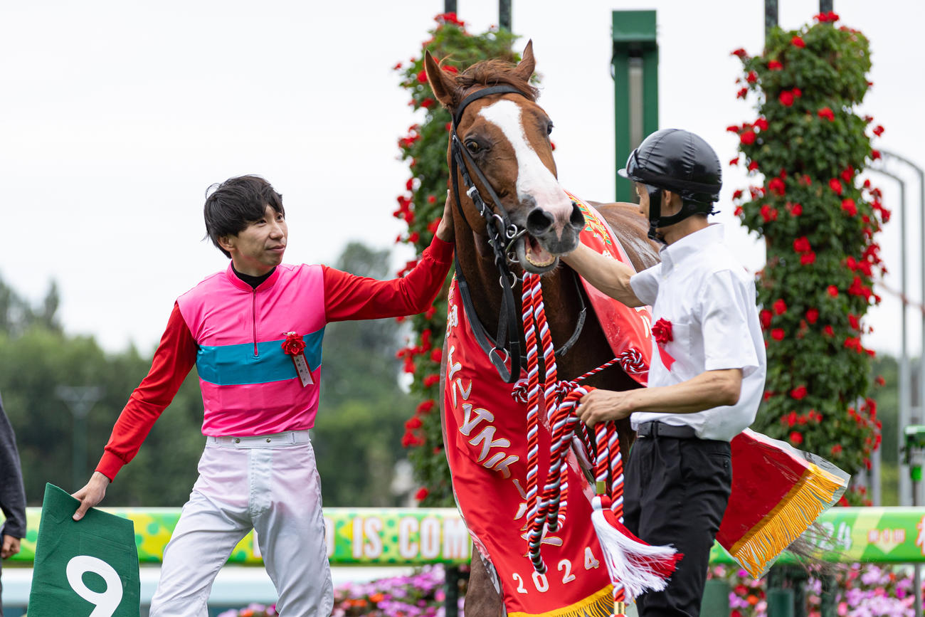 ペイシャエスを労う横山和騎手（撮影・村野早祐）