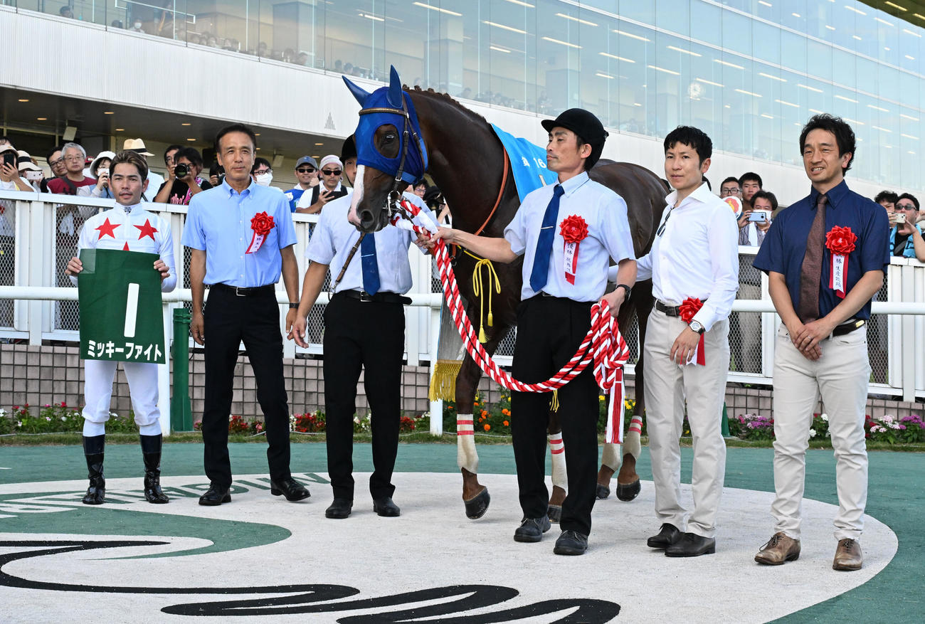 レパードステークスを制したミッキーファイトの口取りをする戸崎騎手（左端）と田中師（右から2人目）
