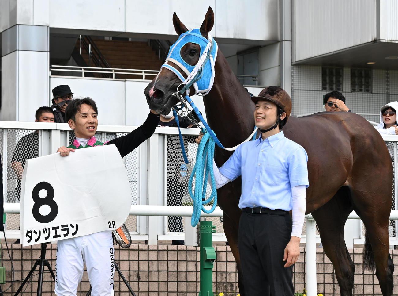 新潟2R　2歳新馬戦を制したダンツエランをねぎらう団野騎手（撮影・千葉一成）