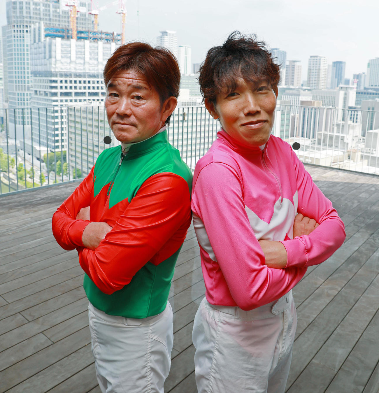 園田競馬PRのため来社した小牧太騎手（左）と松本幸祐騎手（撮影・清水貴仁）