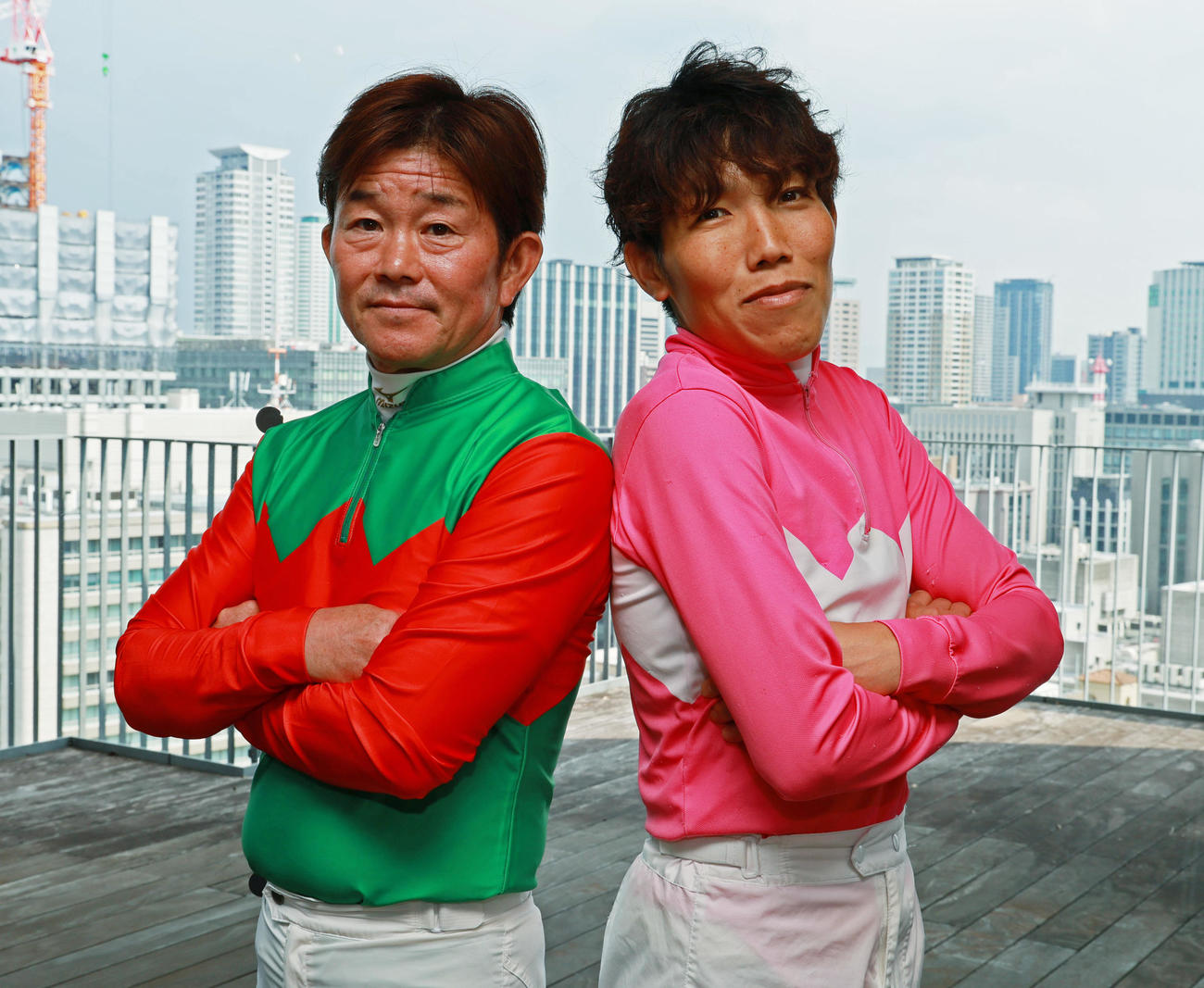 園田競馬PRのため来社した小牧太騎手（左）と松本幸祐騎手（撮影・清水貴仁）