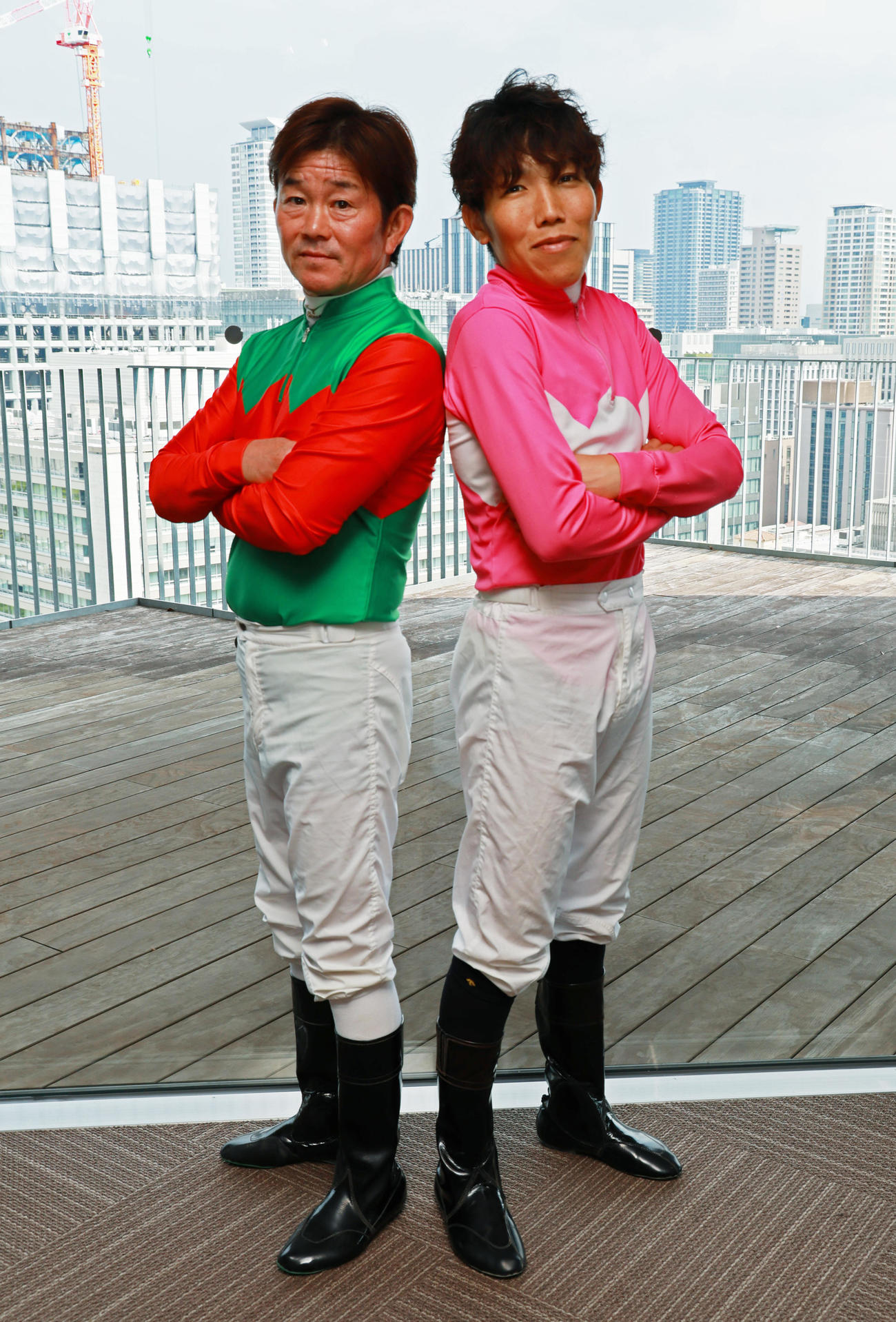 園田競馬PRのため来社した小牧太騎手（左）と松本幸祐騎手（撮影・清水貴仁）