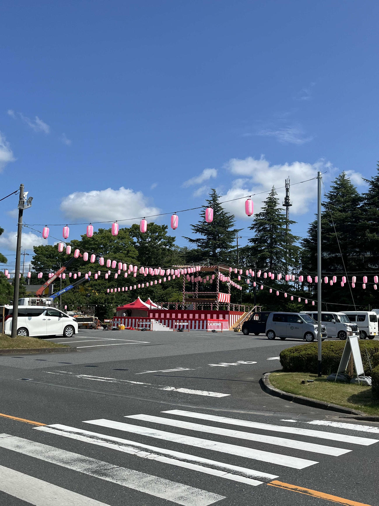 設営準備中のお祭り会場