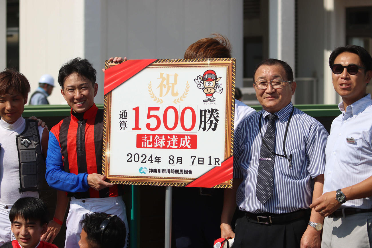 川崎1Rで地方競馬通算1500勝を達成した川崎の内田勝義調教師（右から2人目）