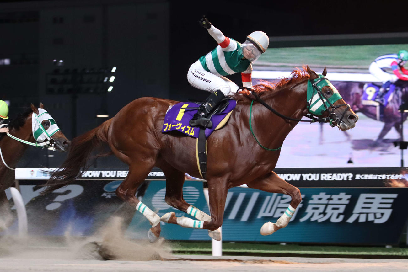 直線で差し切り日刊スポーツ賞スパーキングサマーCを制したフォーヴィスムと吉原寛人騎手