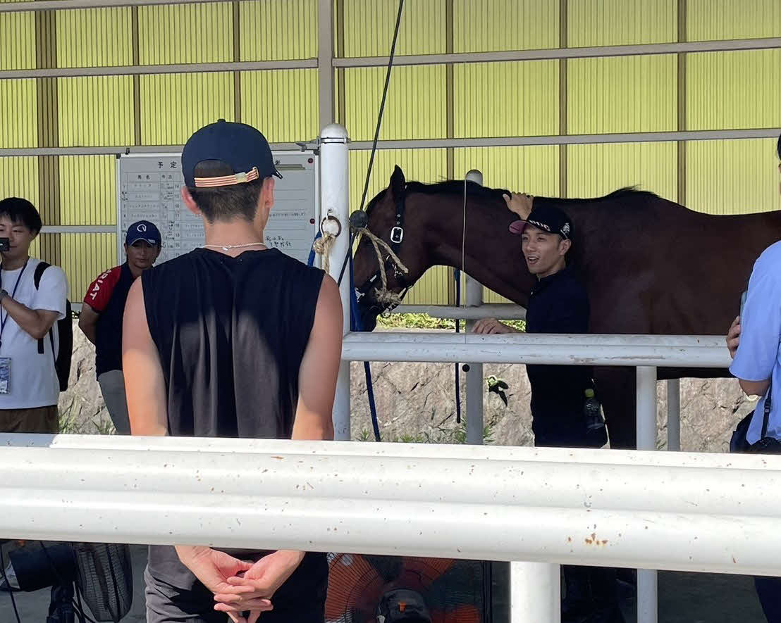 参加者に馬の説明をする藤懸貴志騎手