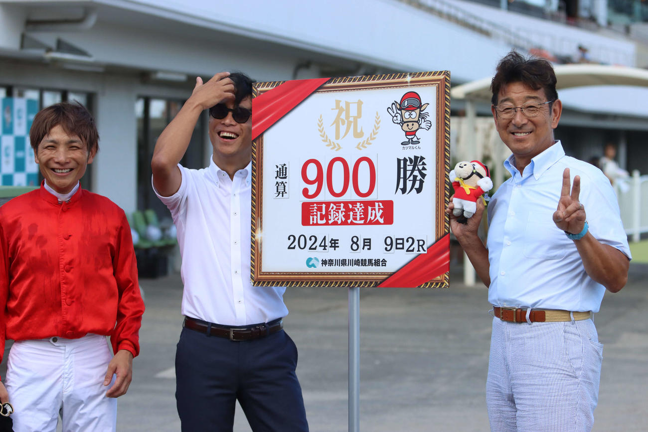 9日の川崎2Rで地方競馬通算900勝を達成した川崎の山崎尋美調教師（右）