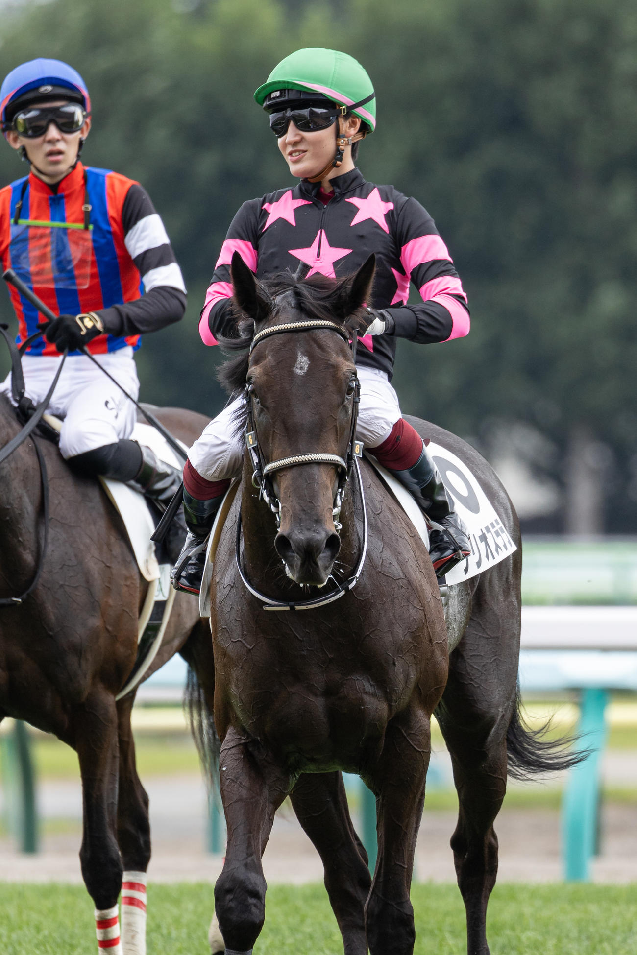 2歳未勝利を勝ち上がったテリオスララと鮫島駿騎手（撮影・村野早祐）