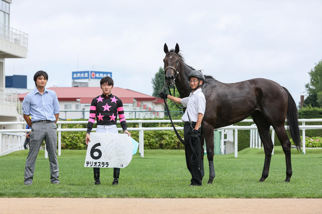 2歳未勝利を勝ち上がったテリオスララと鮫島駿騎手（撮影・村野早祐）