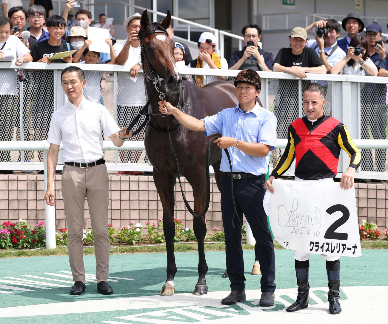 新潟1R、2歳未勝利戦を制したクライスレリアーナの口取りをする木村師とルメール騎手（撮影・丹羽敏通）