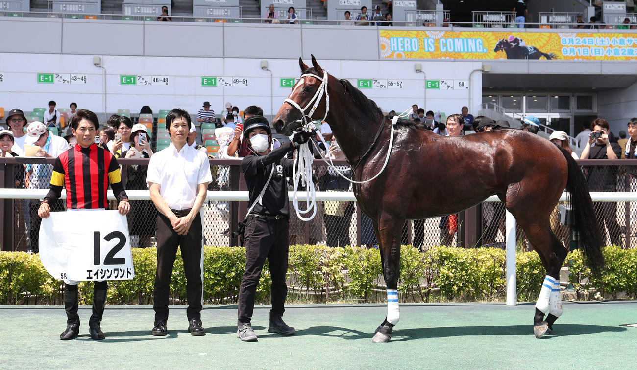 中京5R新馬戦を快勝したエイシンワンドと口取りに並ぶ幸騎手（左）（撮影・白石智彦）