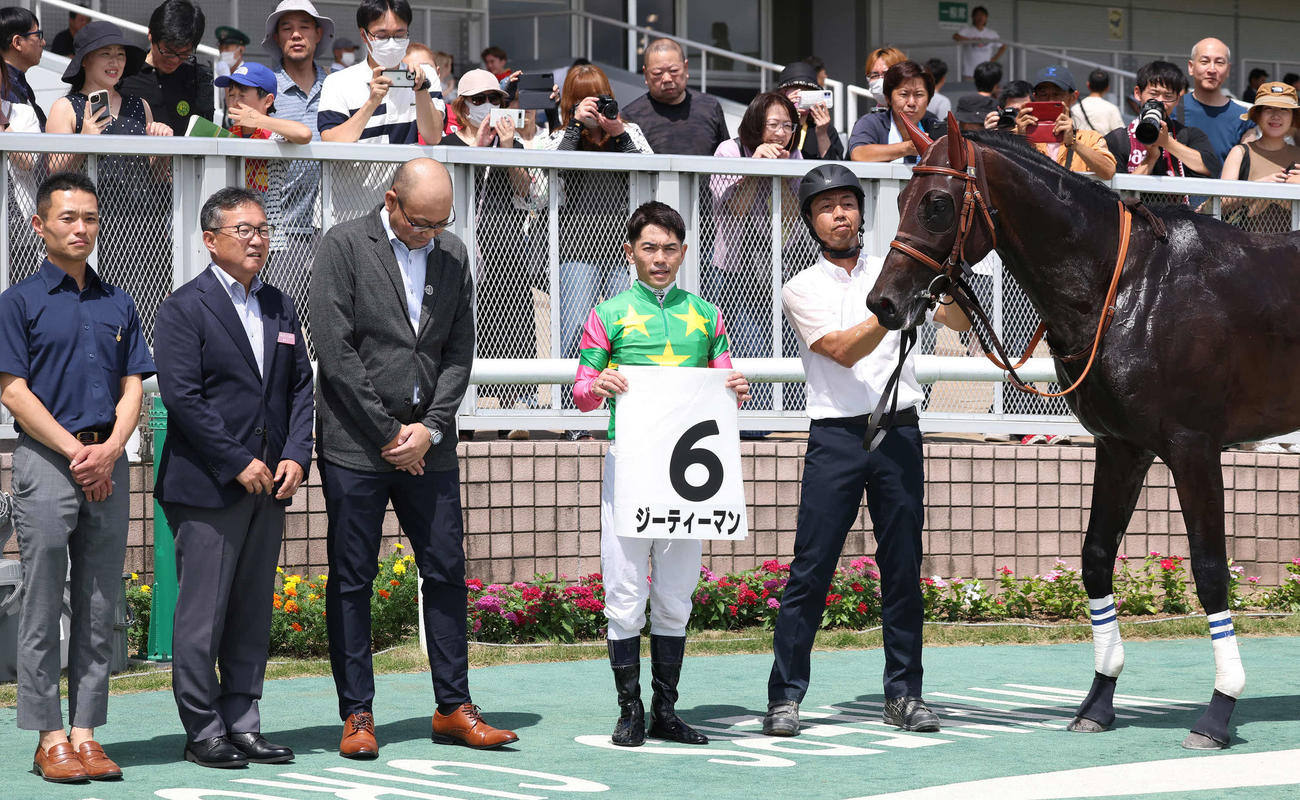 新潟5R新馬戦を制したジーティーマンの口取りをする小栗師と戸崎騎手（撮影・丹羽敏通）