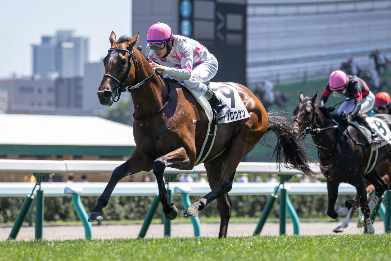 デビュー戦を制したマテンロウサンと横山和騎手（撮影・村野早祐）