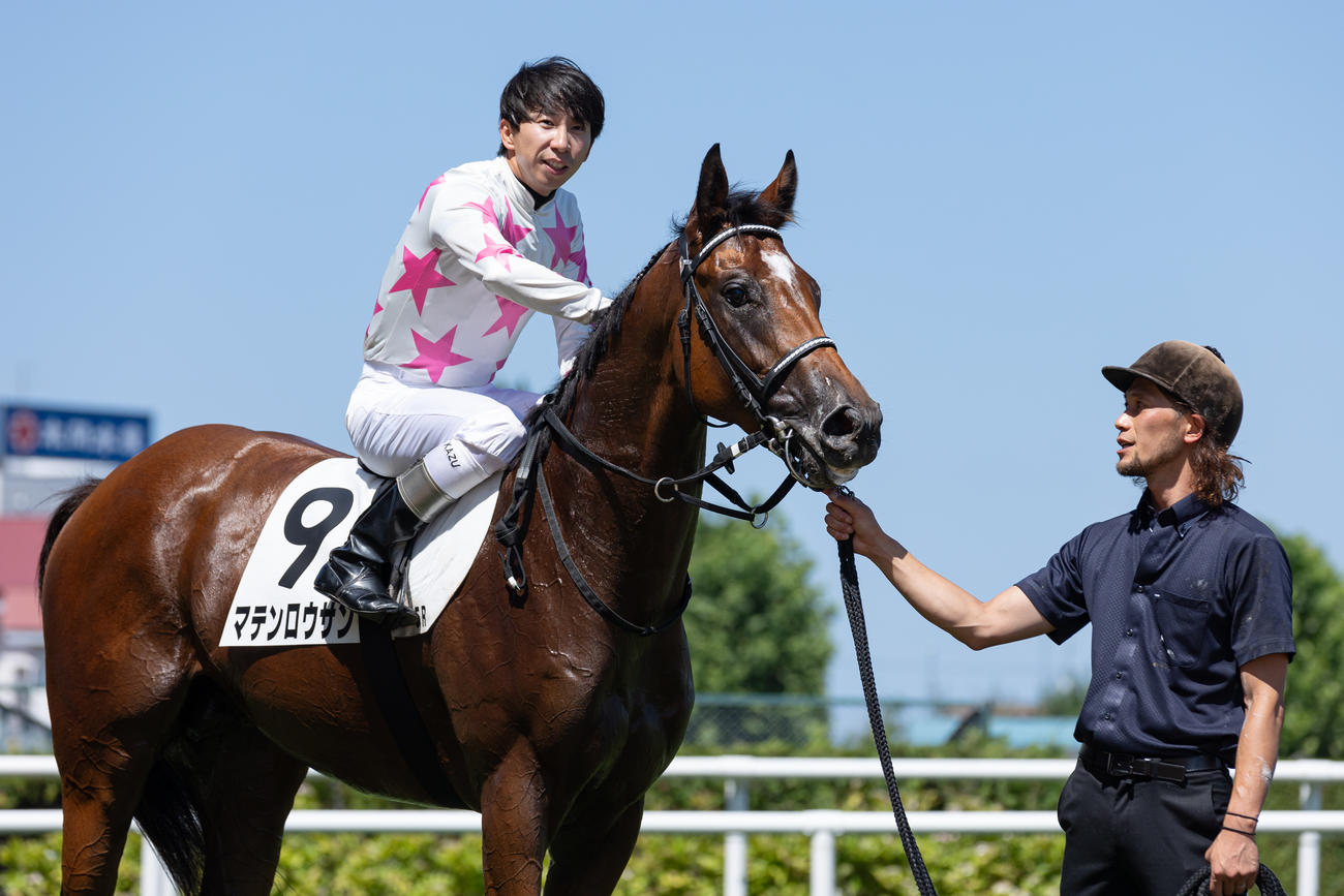 デビュー戦を制したマテンロウサンと横山和騎手（撮影・村野早祐）