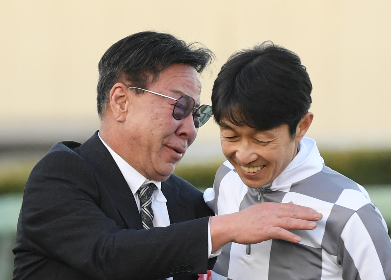 キーファーズの松島正昭代表（左）と武豊騎手（23年12月撮影）