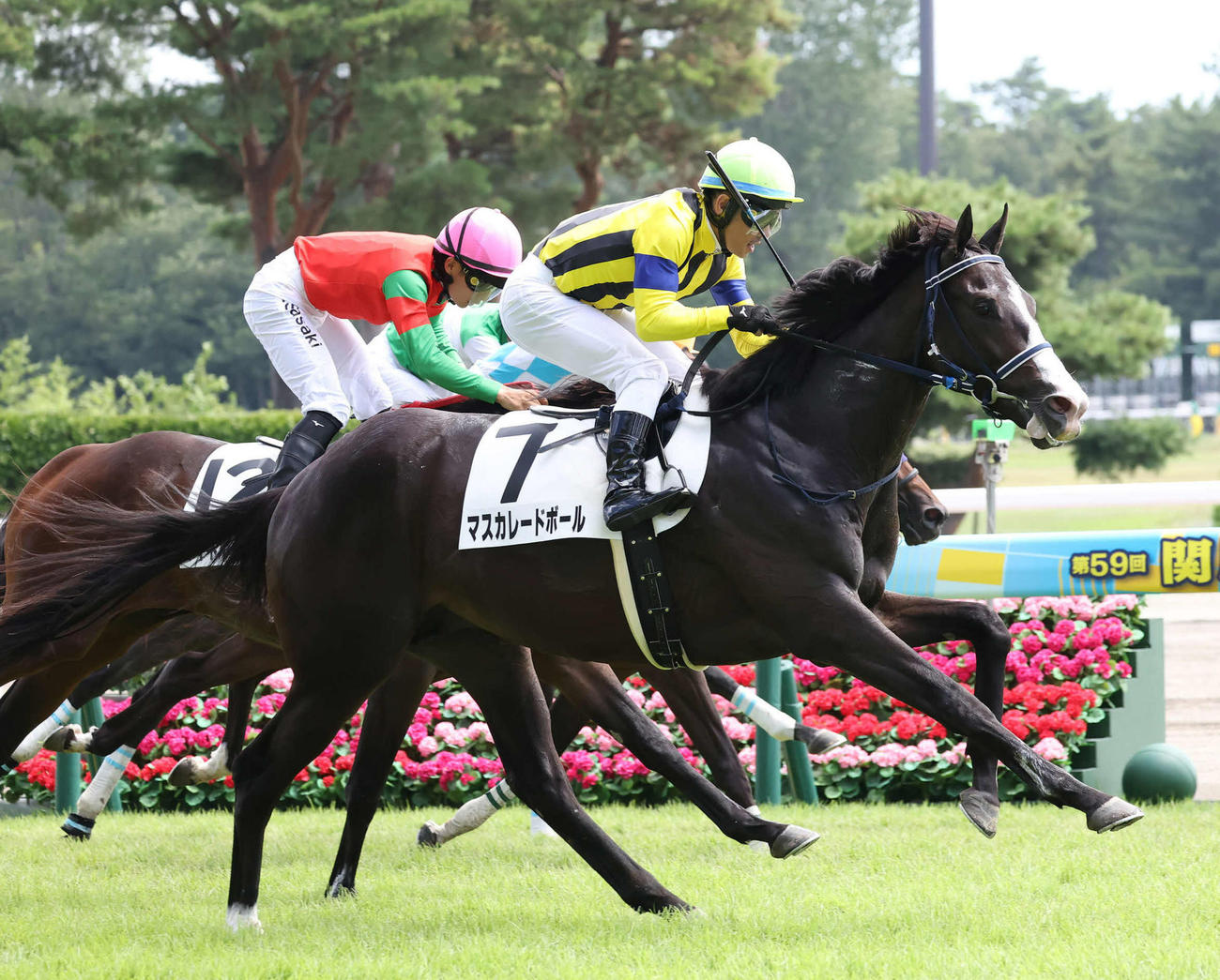 新潟5R新馬戦を制したマスカレードボールと戸崎騎手（撮影・丹羽敏通）