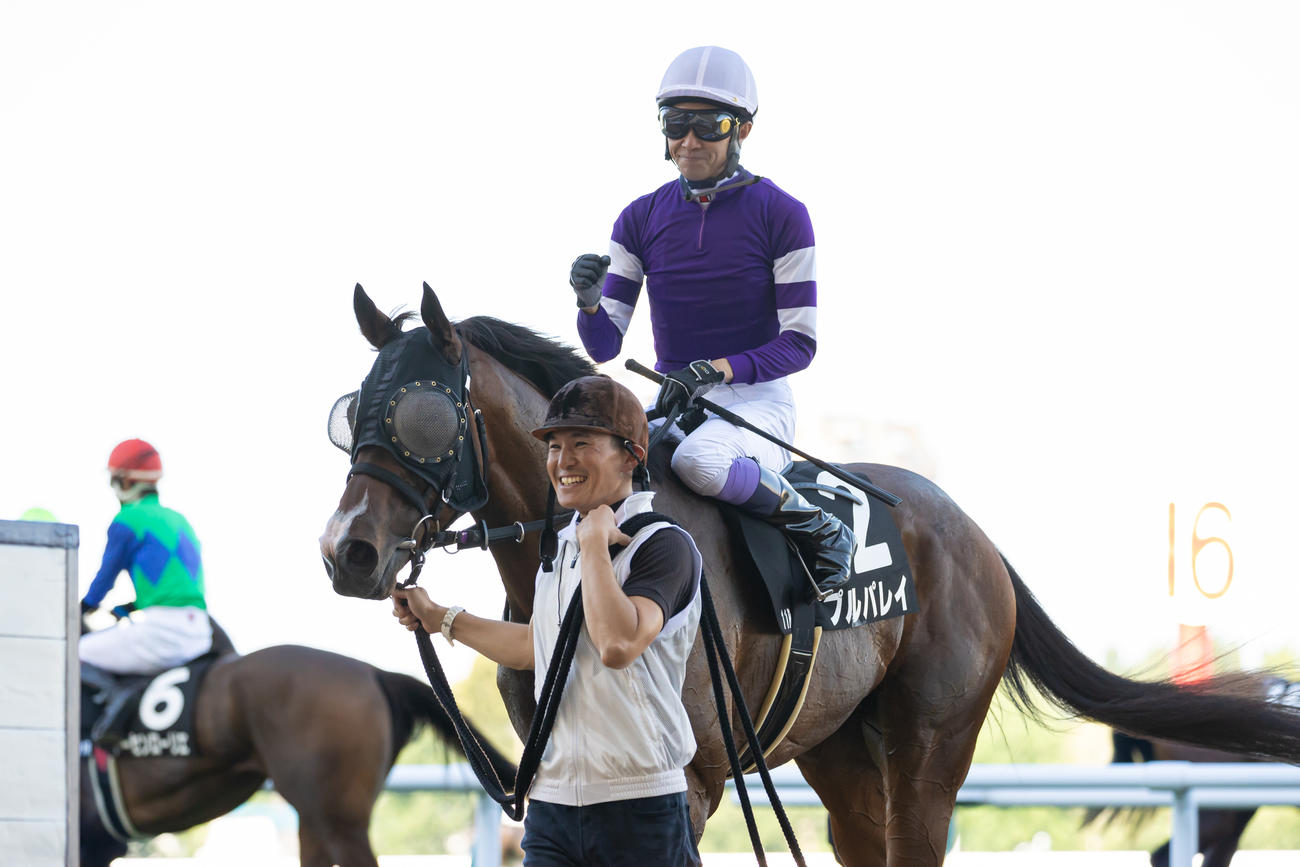 UHB賞を制したプルパレイと鞍上で笑顔をみせる武豊騎手（撮影・村野早祐）