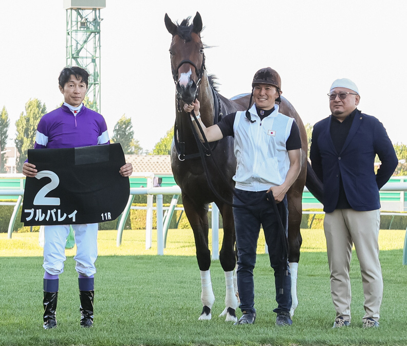UHB賞制したプルパレイと口取りに並ぶこの日4勝目を挙げた武豊騎手（左）（撮影・村野早祐）