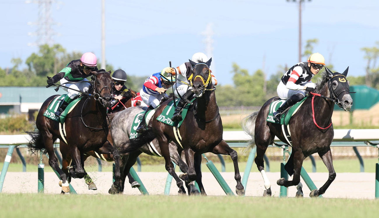 中京11R、コスタボニータ（右）との接戦を制して小倉記念を勝利したリフレーミング（撮影・白石智彦）
