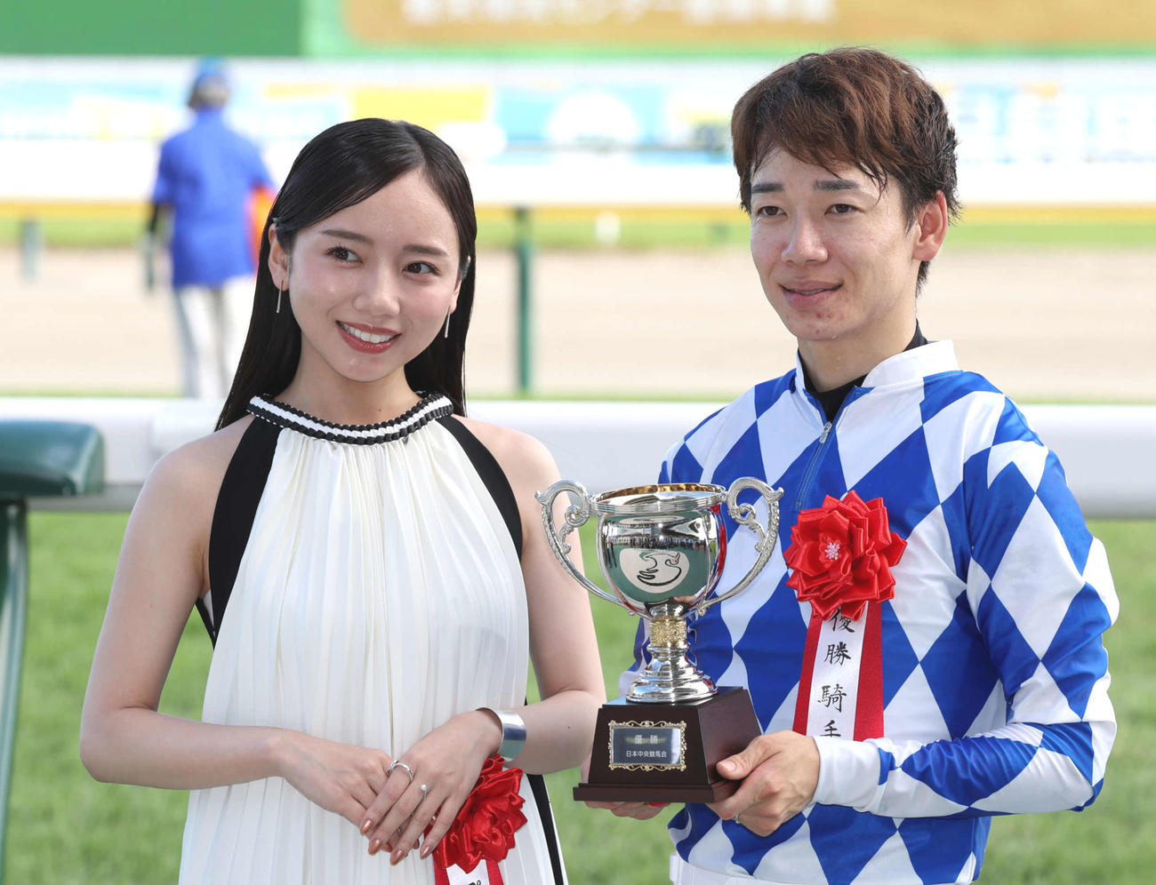 プレゼンターの齊藤京子（左）と写真に納まる松山騎手（撮影・丹羽敏通）