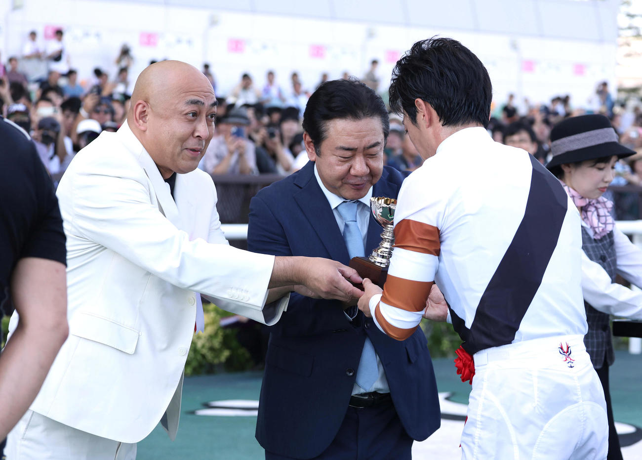 中京11R、川田騎手（右）にトロフィーを贈呈するプレゼンターの錦鯉の2人（撮影・白石智彦）