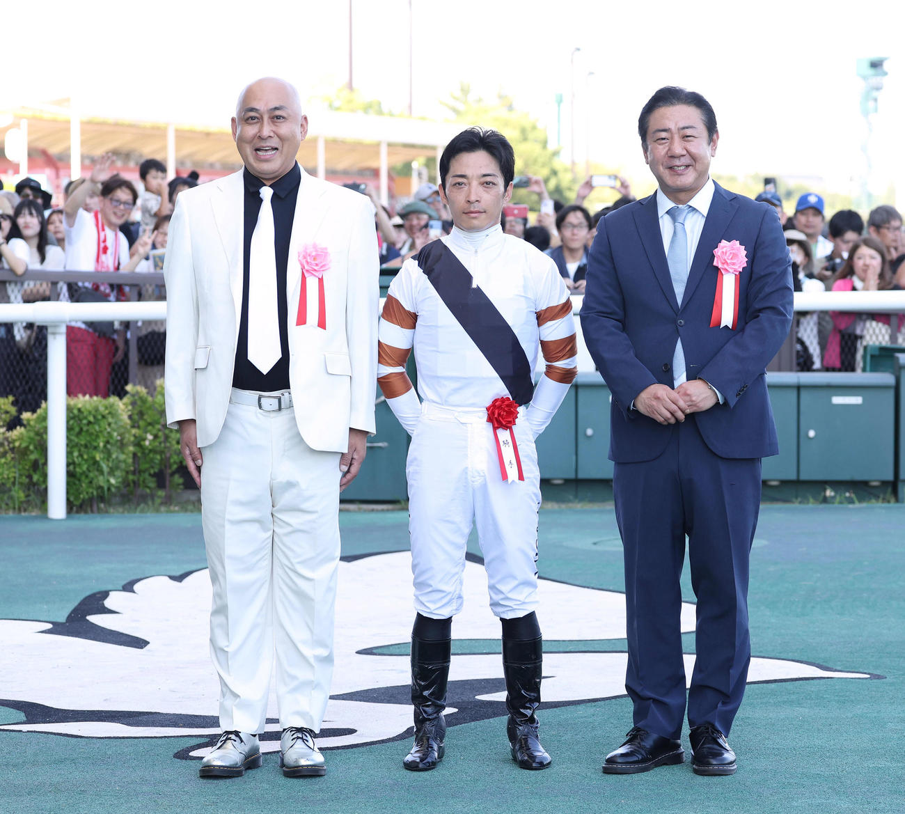 プレゼンターの錦鯉・長谷川雅紀（左）、渡辺隆（右）と記念写真に納まる川田騎手（撮影・白石智彦）