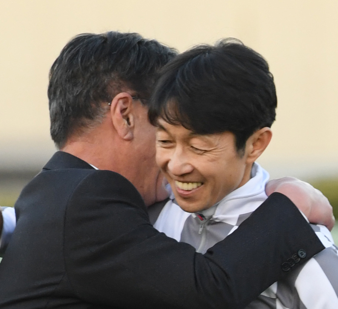 キーファーズ松島正昭代表（左）と武豊騎手（2023年12月24日撮影）