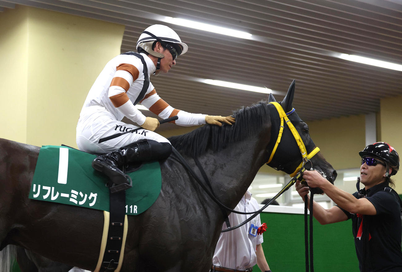 小倉記念を勝利したリフレーミングをねぎらう川田将雅騎手（撮影・白石智彦）