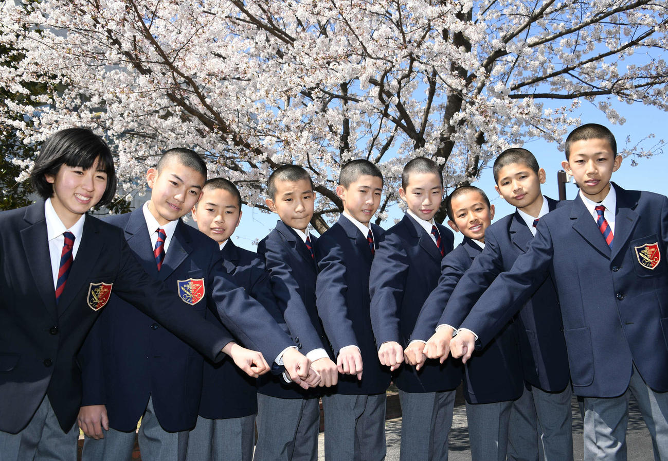19年、競馬学校の38期生入学式に臨む今村聖奈（左端）、角田大河（右から4人目）ら