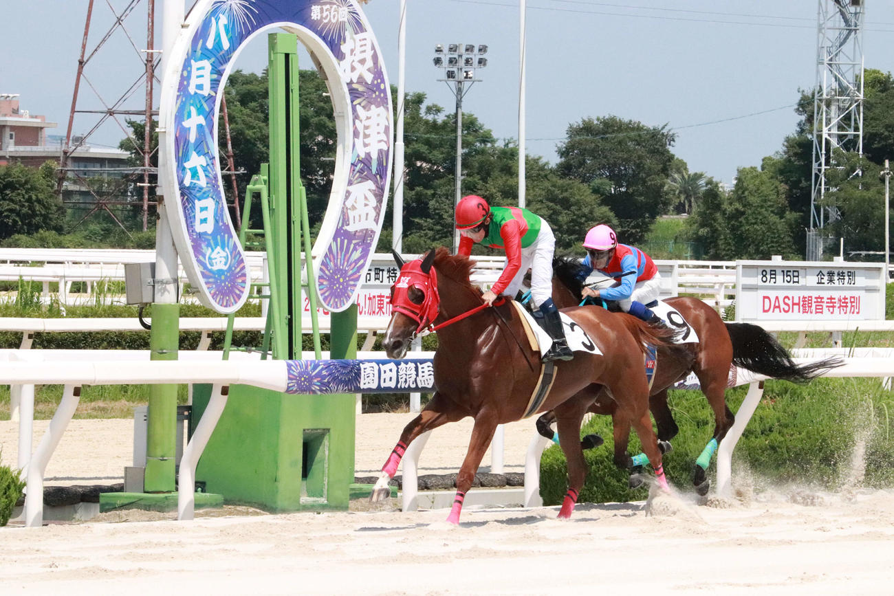 園田2Rで兵庫復帰後初勝利を飾った小牧太騎手（手前）