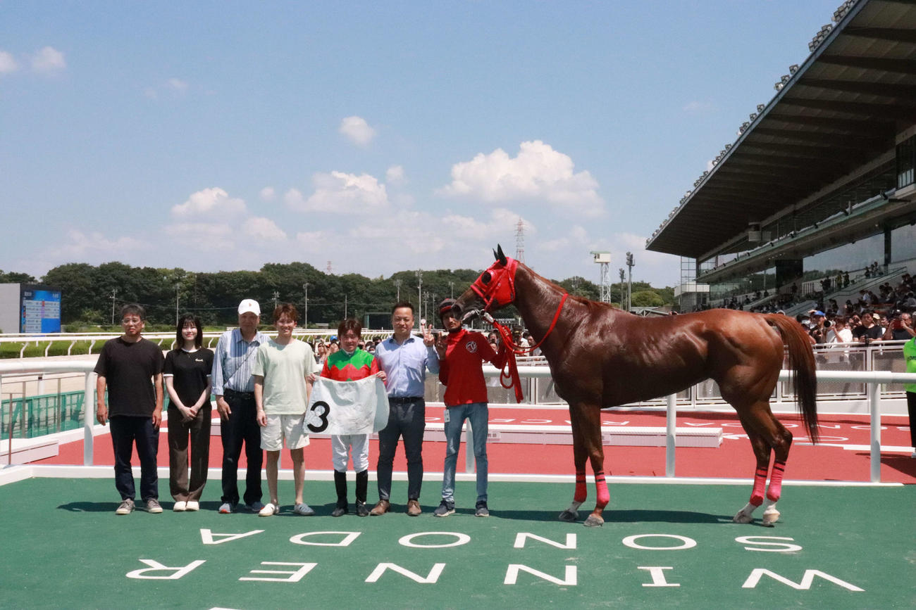 園田2Rを勝利して復帰後初勝利を挙げた小牧太騎手（右から3人目）