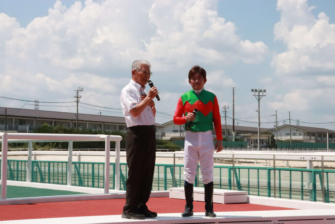 吉田勝彦アナ（左）のインタビューに応える小牧太騎手