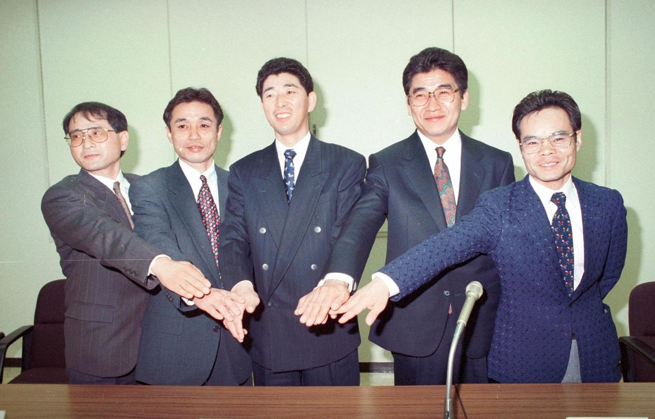 95年調教師合格発表に臨む川村師（右から2人目）。左端は松田国元師、右端は音無師