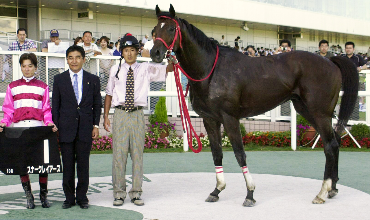03年関越Sを制したスナークレイアースと川村師（左から2人目）と大西直宏騎手