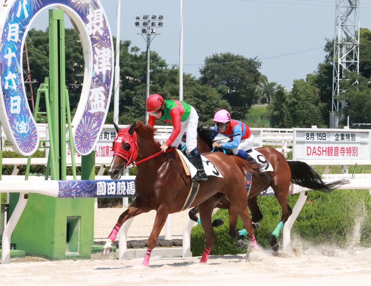 園田2Rで兵庫復帰後初勝利を飾った小牧太騎手（手前）