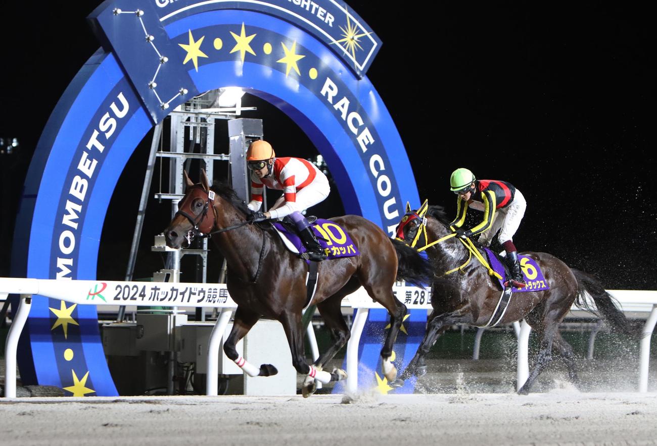 北海道スプリントCを制したチカッパ。右は2着エートラックス（撮影・奥村晶治）