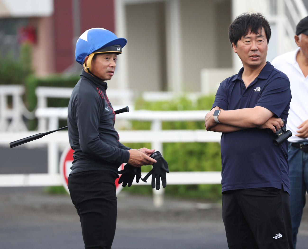 ノースブリッジに騎乗する岩田康騎手（左）と奥村武師