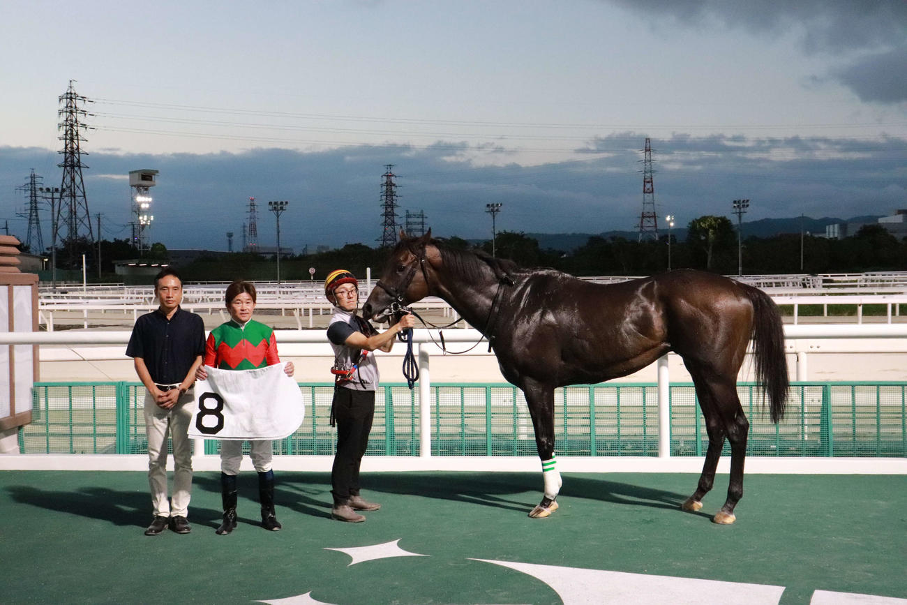 園田9Rを逃げ切って1日2勝を挙げた小牧太騎手（中央）