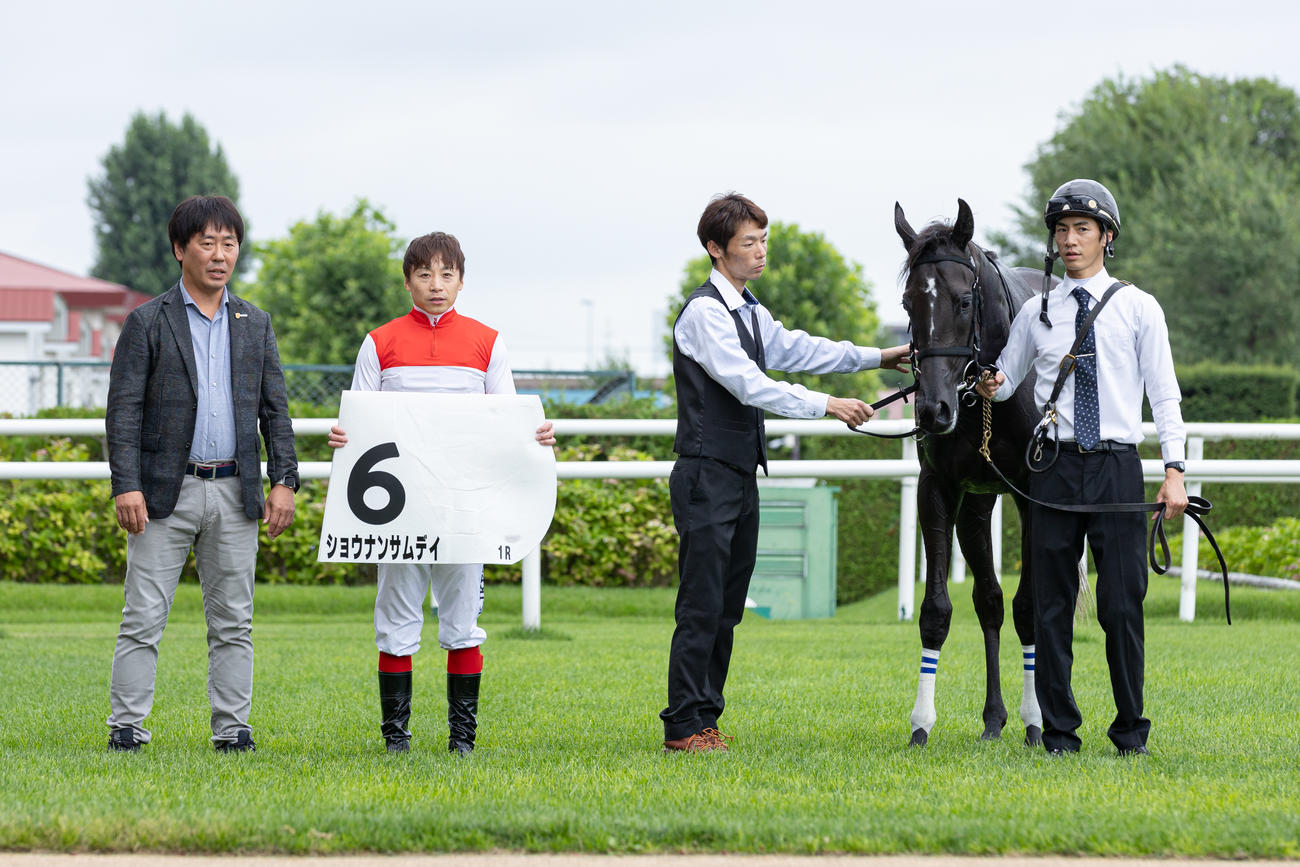 2歳未勝利を制したショウナンサムデイと池添騎手（撮影・村野早祐）