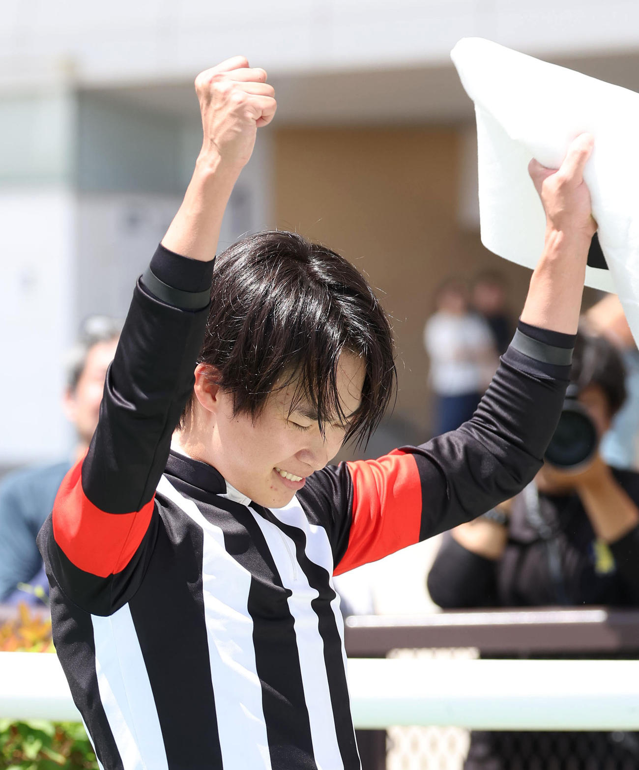 中京3Rをカレンワッツアップで勝利しファンの声援に繰り返しガッツポーズする角田大和騎手