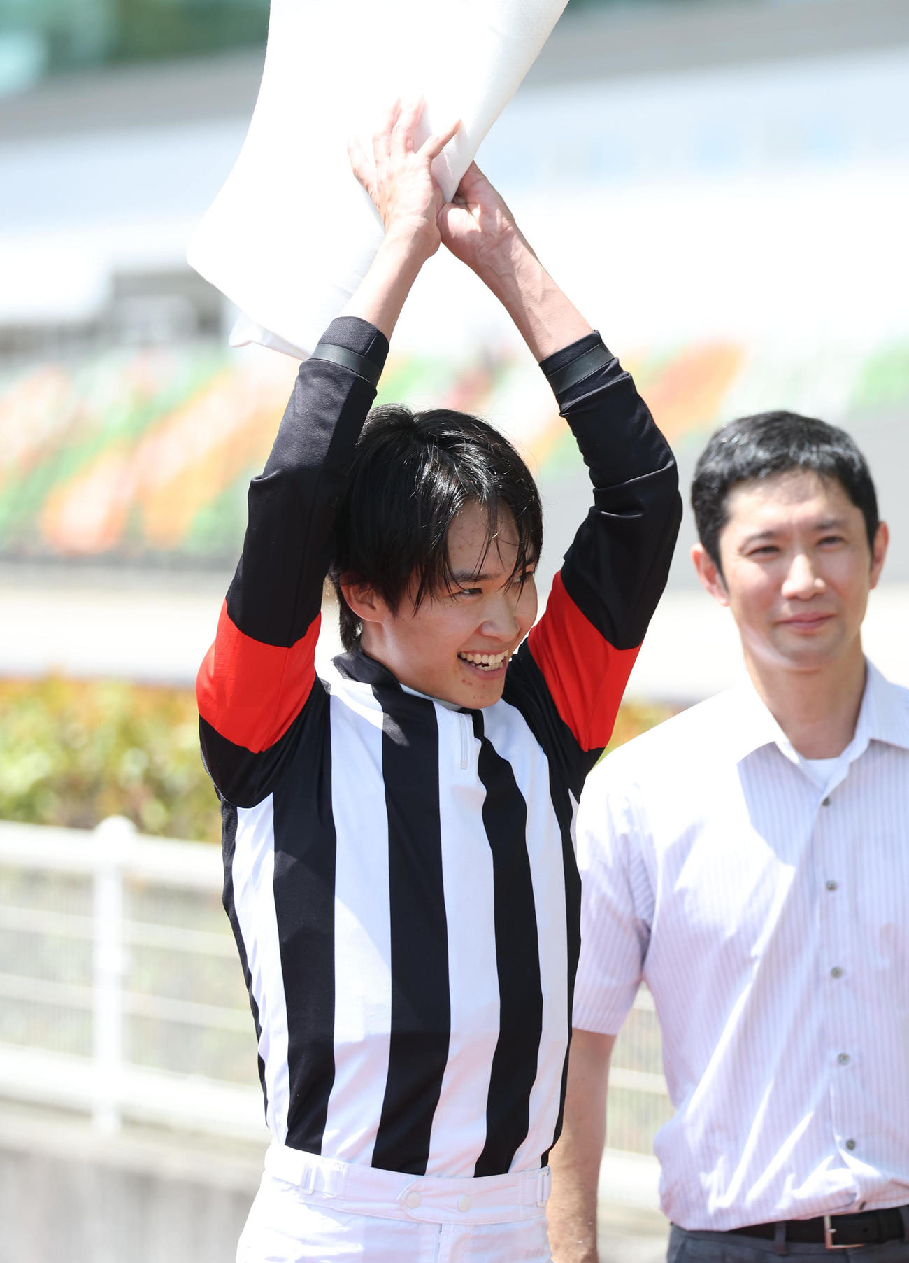 中京3Rをカレンワッツアップで勝利しファンの声援に応える角田大和騎手（撮影・白石智彦）