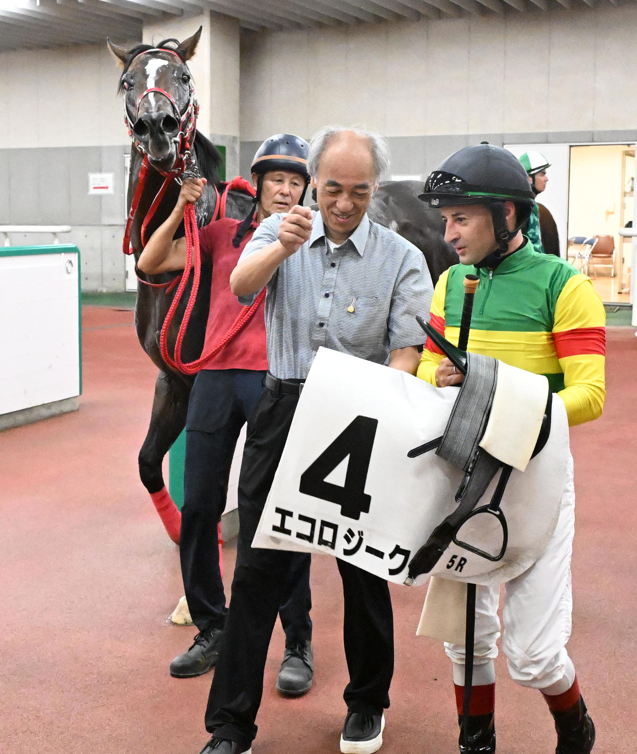新潟第5R、2歳新馬戦を制したエコロジークとルメール騎手を迎える森師（右から2人目）