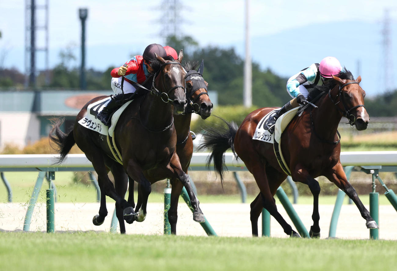 中京5R新馬戦を制したラヴェンデル（左）（撮影・白石智彦）